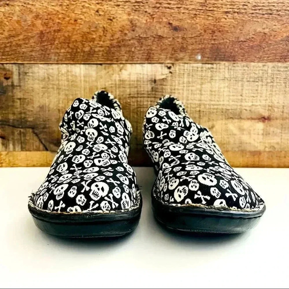 BOC Born Concept Skull Peggy Fabric Comfort Clogs - Picture 5 of 7